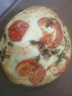 Una foto de Pan de ajo albahaca y tomate