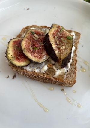 Une photo de Tartine aux figue miel et fromage frais