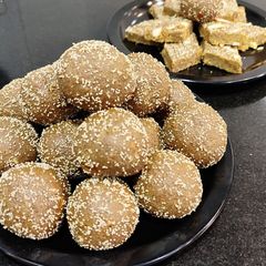 A picture of Methi Ladoo.