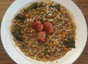 Una foto de Lentejas con acelga y longaniza de pavo