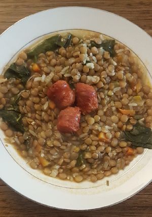 Una foto de Lentejas con acelga y longaniza de pavo