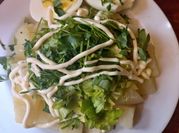 Una foto de ensalada de apio huevo