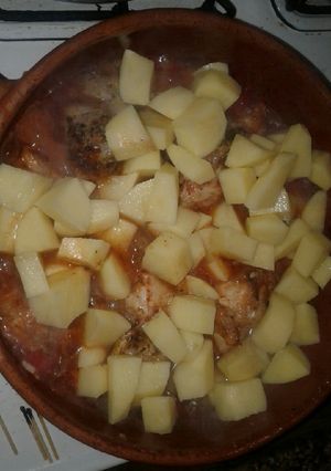 Una foto de Conejo a la cacerola con papas