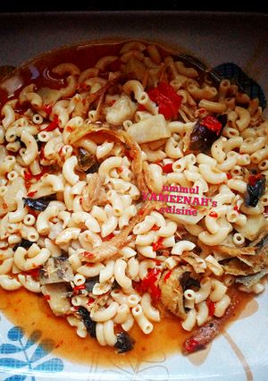 A picture of Macaroni pasta jollof.