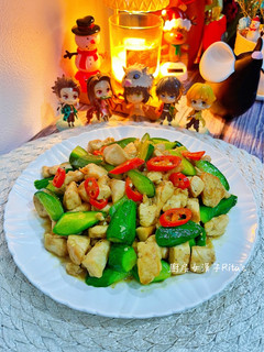 小黃瓜炒嫩雞丁 的食譜成品照片