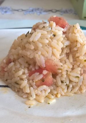 Una foto de Arroz Salteado con Manteca y Ajo con Tomatitos Cherry