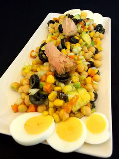 Una foto de Ensalada de garbanzos aguacate y atún