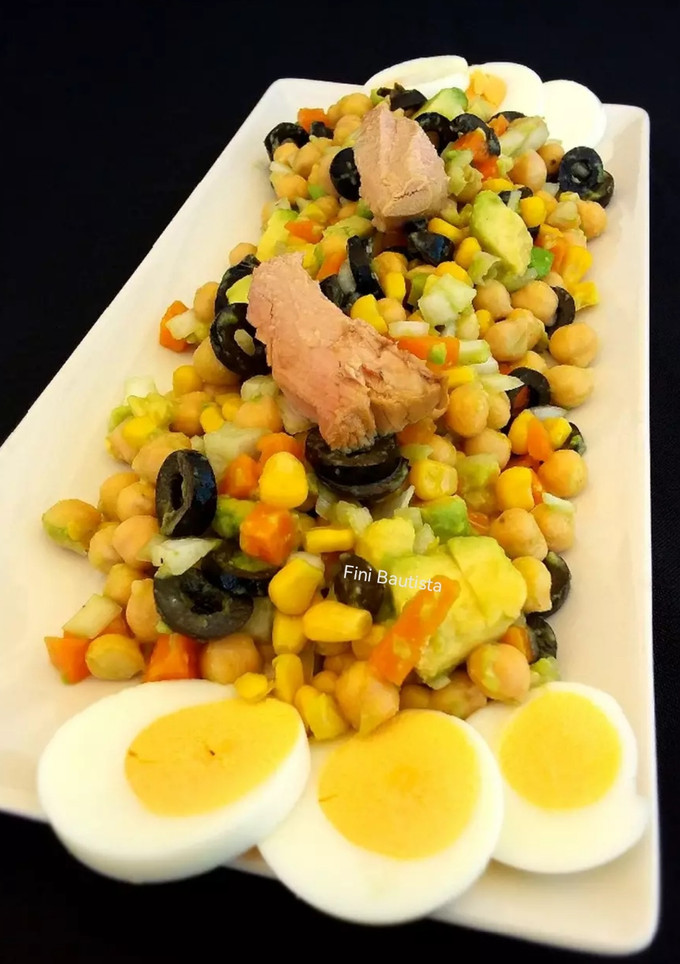 Una foto de Ensalada de garbanzos aguacate y atún