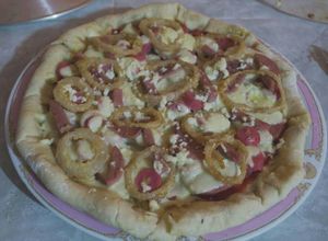 Una foto de Pizza de embutidos