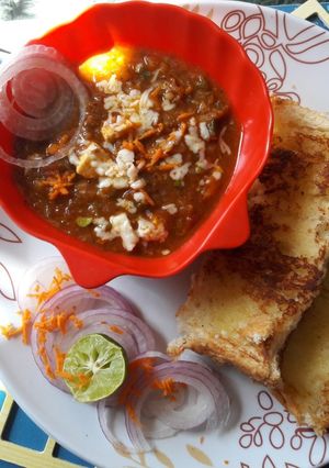 A picture of Paneer cheese pav bhaji.