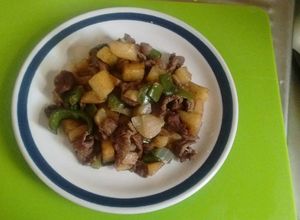 Una foto de Fajitas de res con papas 😘😘
