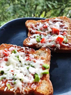 ब्रेड पिज़्ज़ा (Bread Pizza recipe in Hindi) रेसिपी मुख्य फोटो