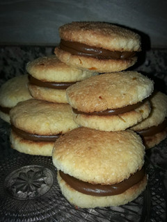 Una foto de Alfajores de coco con dulce de leche