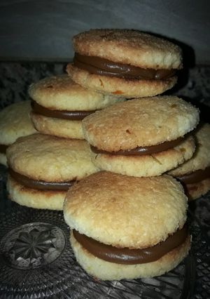 Una foto de Alfajores de coco con dulce de leche