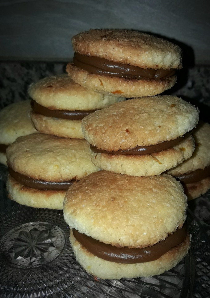 Una foto de Alfajores de coco con dulce de leche