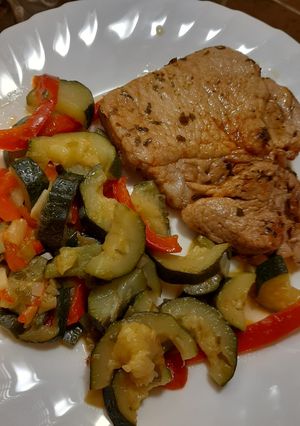 O poză a rețetei Cotlet de porc cu sos de pătrunjel și legume.