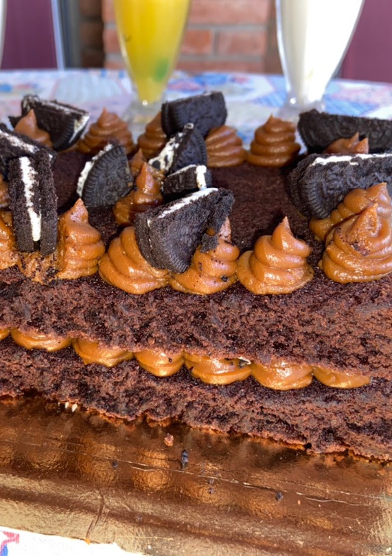 Una foto de Torta brownie dulce de leche y Oreos