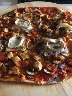 Una foto de Pizza de pollo y peperoni