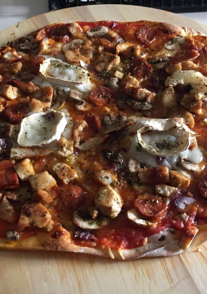 Una foto de Pizza de pollo y peperoni