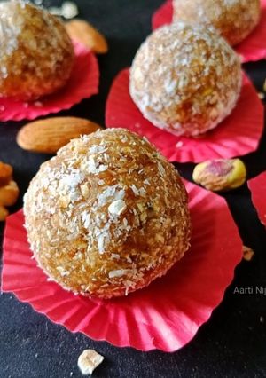 आयर्नयुक्त ओट्स लाडू रेसिपी चे मुख्य फोटो 