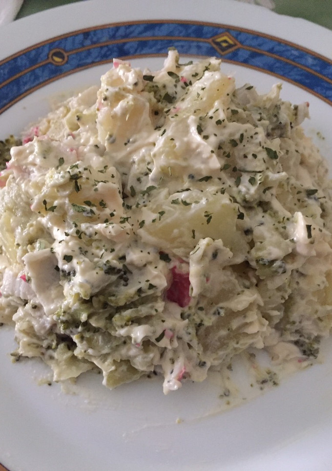 Una foto de Ensaladilla de patata, brócoli y surimi