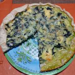 Una foto de Tarta light de tallo y hojas de brócoli con queso y huevo