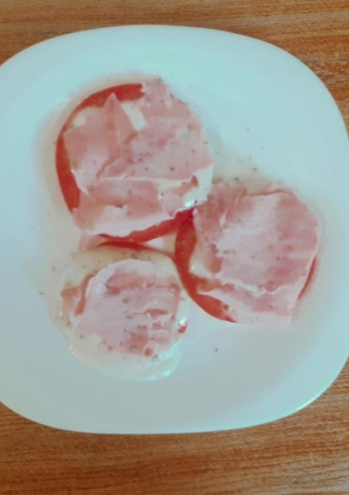 Una foto de Desayuno tomates tipo pizza