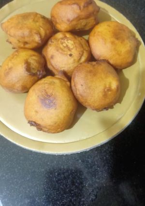 A picture of Aloo bonda.