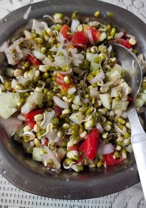 स्प्राउटेड मूंग दाल/ अंकुरित मूंग दाल (Sprouted moong dal/ ankurit moong dal recipe in Hindi) रेसिपी मुख्य फोटो