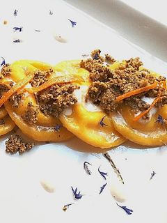 Foto di Tortelli di zucca con crema di yogurt e croccante di salvia