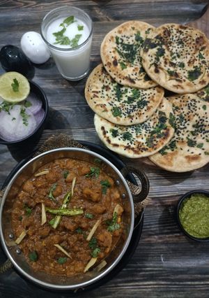 છોલે કુલચા (Chhole Kulcha Recipe In Gujarati) રેસીપી મુખ્ય ફોટો