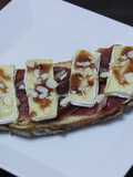 Tosta de jamón, queso brie y mermelada de fresa a la pimienta rosa