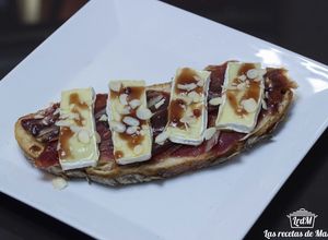 Una foto de Tosta de jamón, queso brie y mermelada de fresa a la pimienta rosa