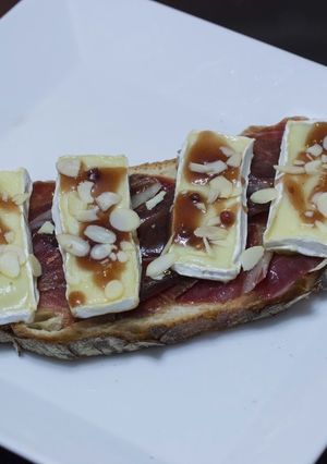Una foto de Tosta de jamón, queso brie y mermelada de fresa a la pimienta rosa