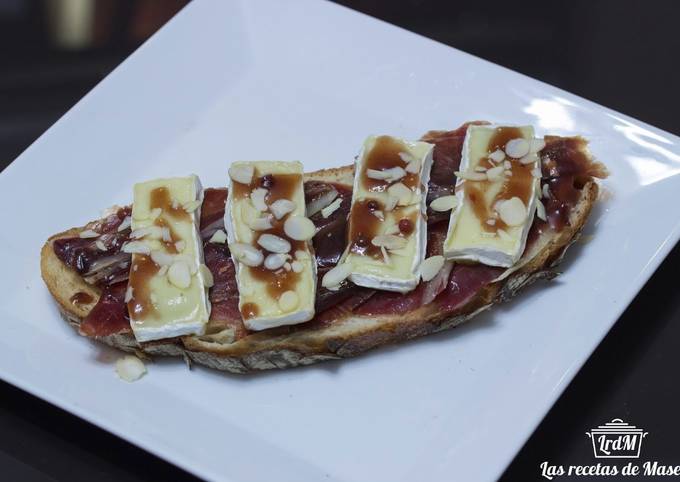 Tosta de jamón, queso brie y mermelada de fresa a la pimienta rosa Receta  de Las recetas de Masero- Cookpad