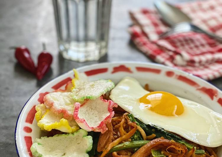 Simple Way to Make Delicious Nasi Goreng Mawut (Mixed Fried Rice and Noodles)