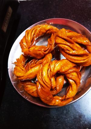 মিষ্টি নোনতা টুইস্টেড স্ন্যাক্স (twisted snacks recipe in Bengali) রেসিপির প্রধান ছবি