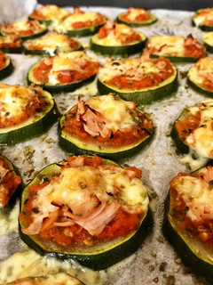Una foto de Mini pizzas de calabacín
