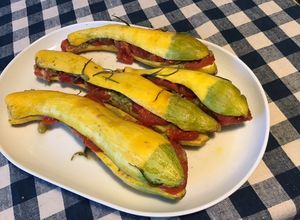 Une photo de Courgettes zéphyr farcies tomates,oignon et pesto de cresson