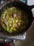 Costillas en mole verde con flor de calabaza
