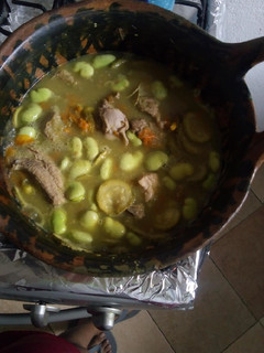 Una foto de Costillas en mole verde con flor de calabaza