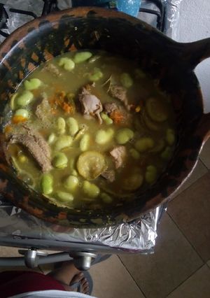 Una foto de Costillas en mole verde con flor de calabaza