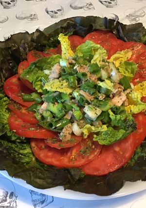 Une photo de Salade de laitue tricolore,tomate cœur de bœuf,thon fumé et petits oignons