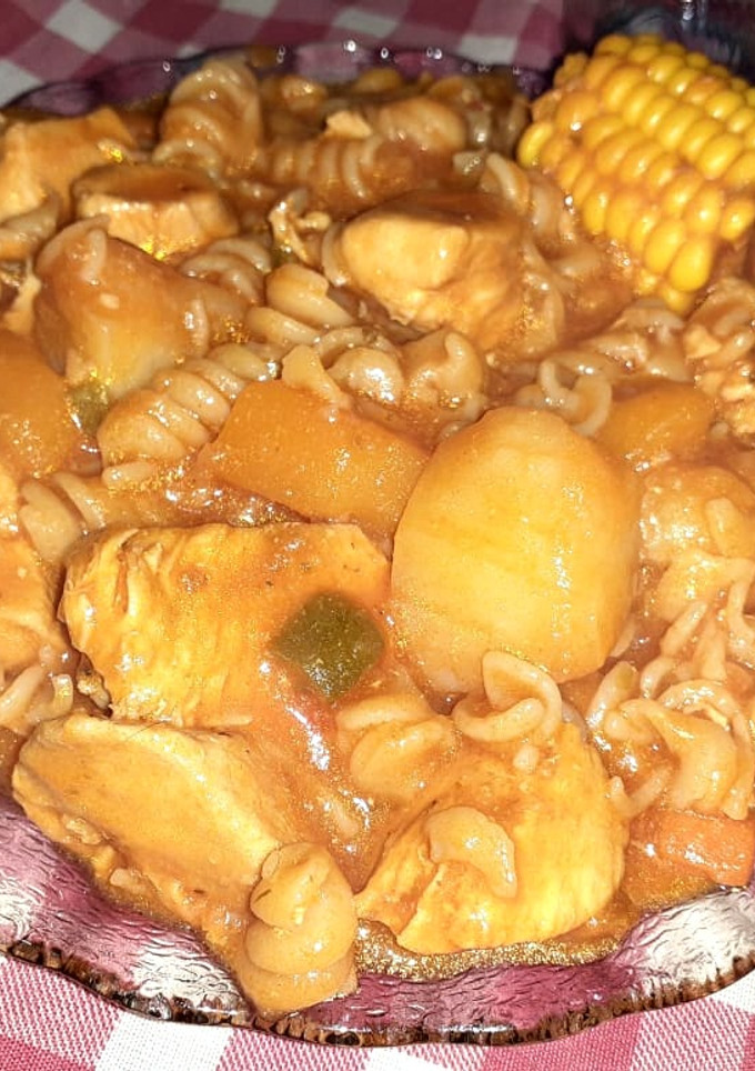 Una foto de Guiso de pollo con fideos