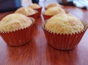 Una foto de muffins de vainilla con manteca