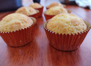 Una foto de Muffins o Magdalenas de vainilla (logramos 24 muffins)