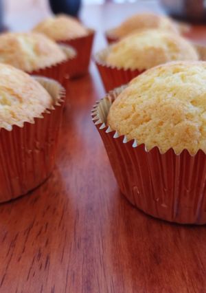 Una foto de Muffins o Magdalenas de vainilla (logramos 24 muffins)