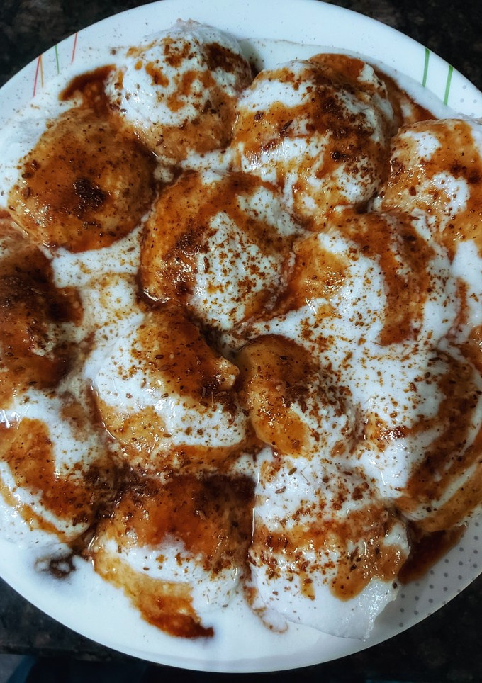 दही भल्ला चाट(Dahi bhalla chaat recipe in HIndi) रेसिपी मुख्य फोटो