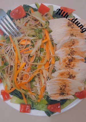Hình của món Bún gạo lứt trộn ức gà -Eatclean.