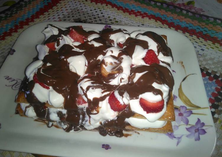 Mille foglie con uovo di Pasqua fondente panna e fragole 😋